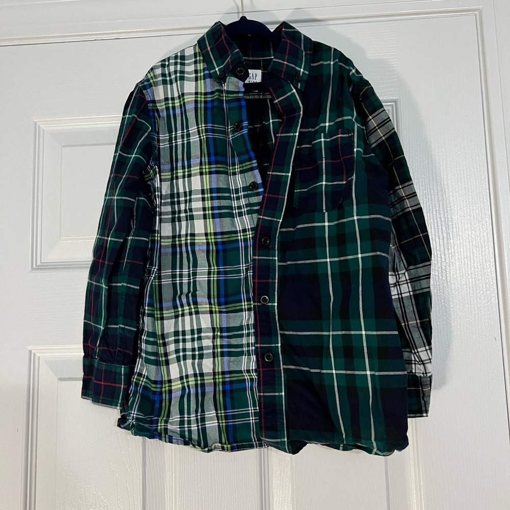 Boys Gap kids holiday button down. Size small